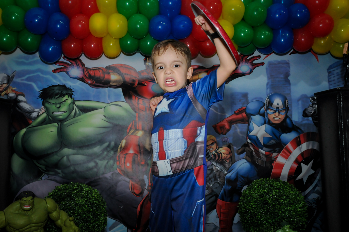 aniversariante feliz em sua festa no Buffet Fábrica da Alegria, Osasco,SP, festa infantil, tema os vingadores, Lucas 5 anos