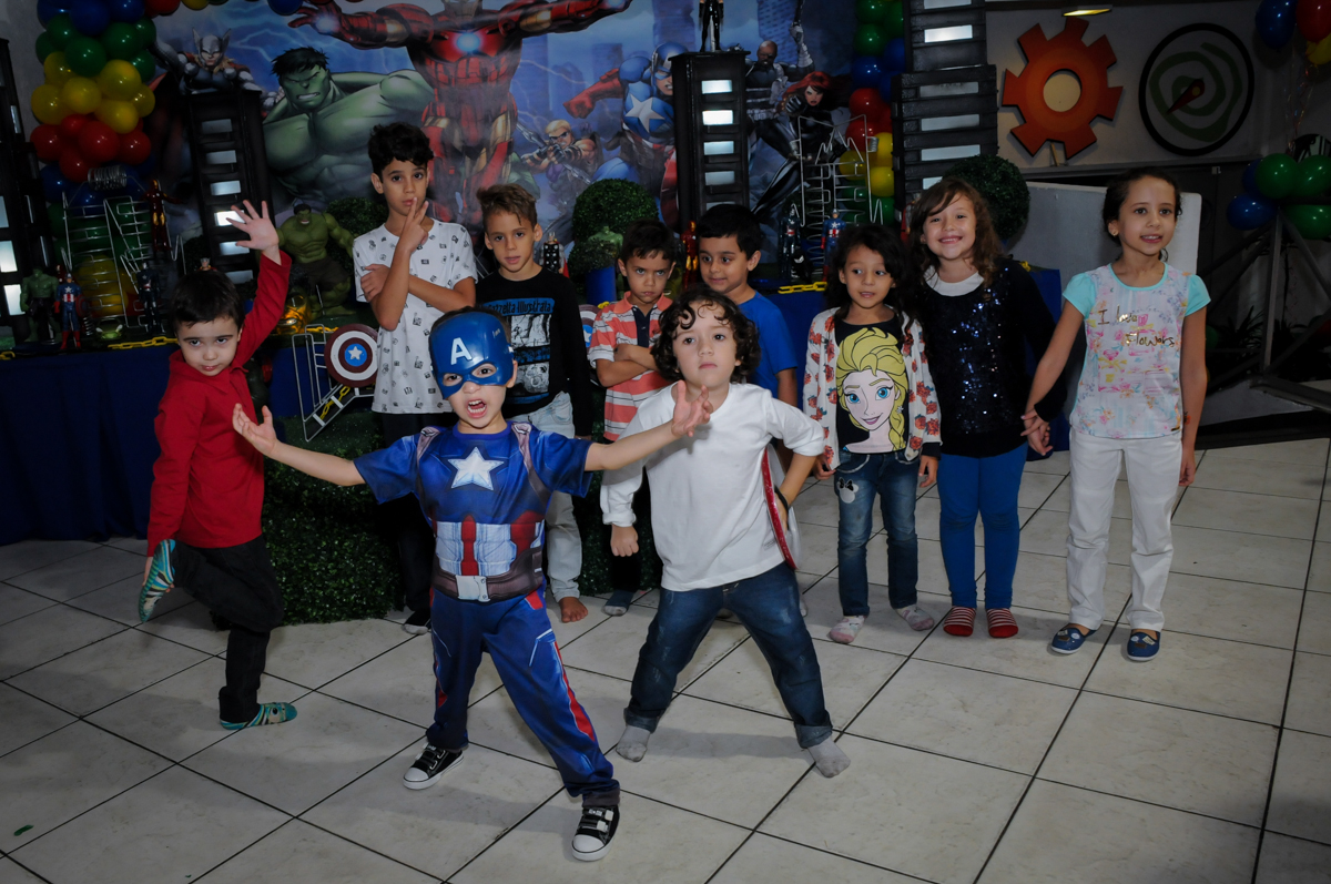 final de festa com fotografia com todos os amigos no Buffet Fábrica da Alegria, Osasco,SP, festa infantil, tema os vingadores, Lucas 5 anos