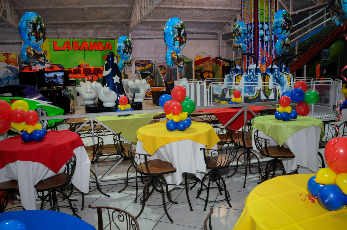 mesas decoradas com bexigas no Buffet Fábrica da Alegria, Osasco,SP, festa infantil, tema os vingadores, Lucas 5 anos