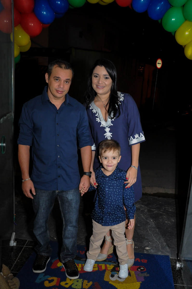 foto da família em baixo do arco de bexigas no Buffet Fábrica da Alegria, Osasco,SP, festa infantil, tema os vingadores, Lucas 5 anos