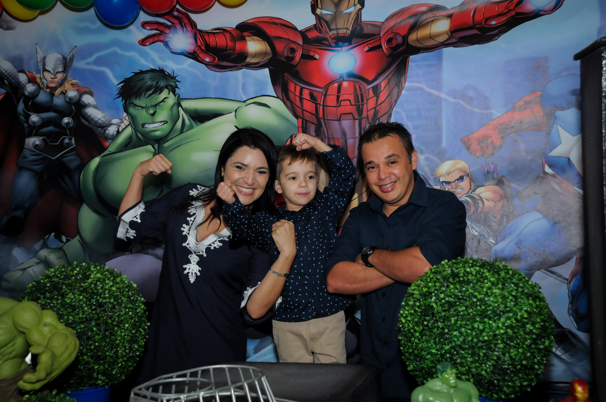 Família posam para as fotos no Buffet Fábrica da Alegria, Osasco,SP, festa infantil, tema os vingadores, Lucas 5 anos