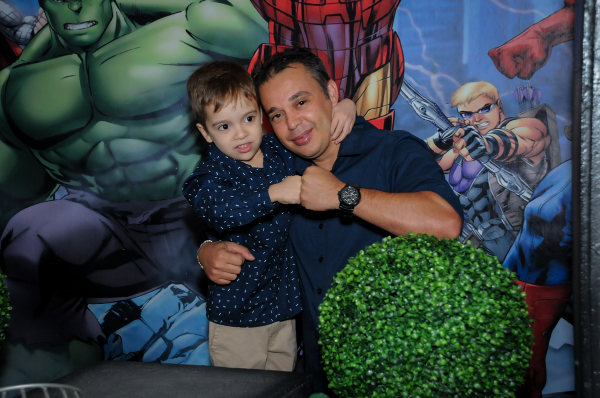 fotografia pai e filho no Buffet Fábrica da Alegria, Osasco,SP, festa infantil, tema os vingadores, Lucas 5 anos