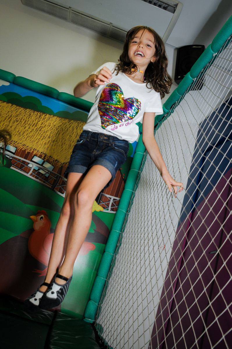 aniversariante brinca no pula pula no Buffet Rá Tim Boom,SP, festa infantil, tema pucca