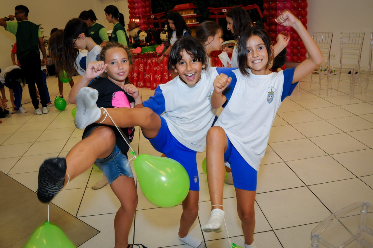 brincadeiras com os balões no Buffet Rá Tim Boom,SP, festa infantil, tema pucca