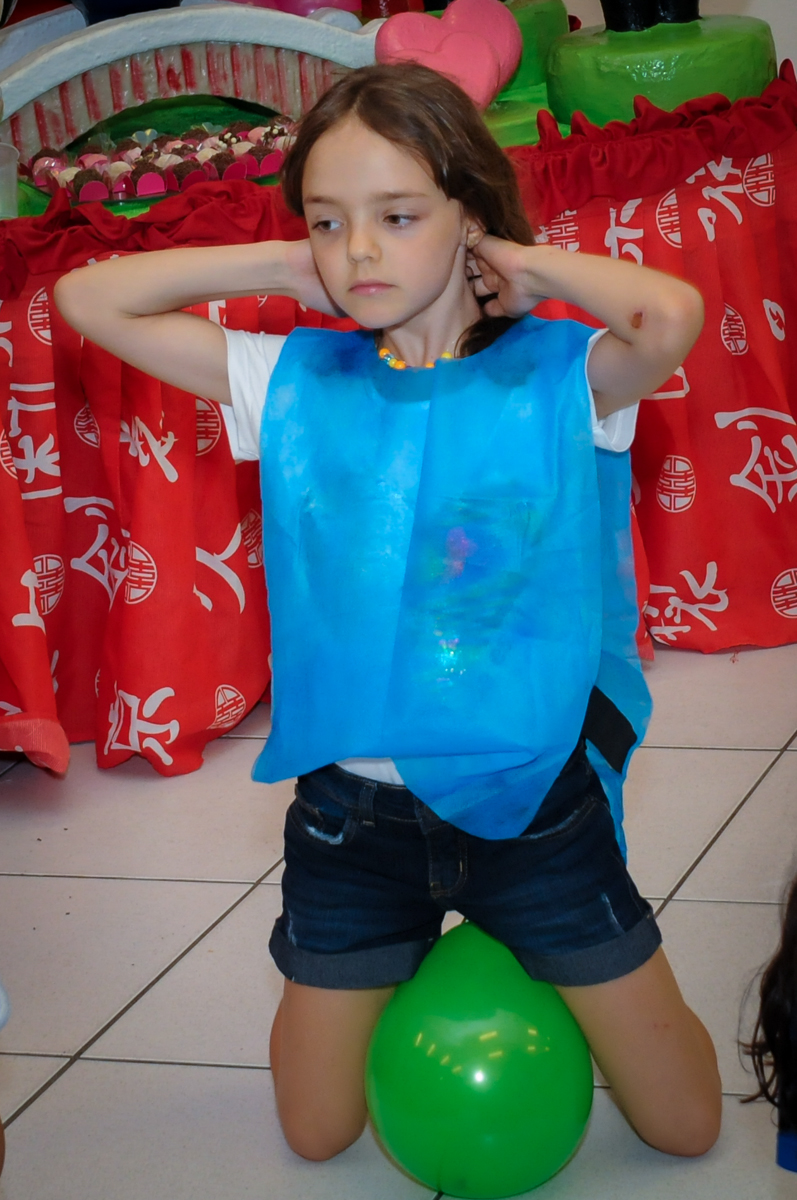 brincando com as bexigas no Buffet Rá Tim Boom,SP, festa infantil, tema pucca