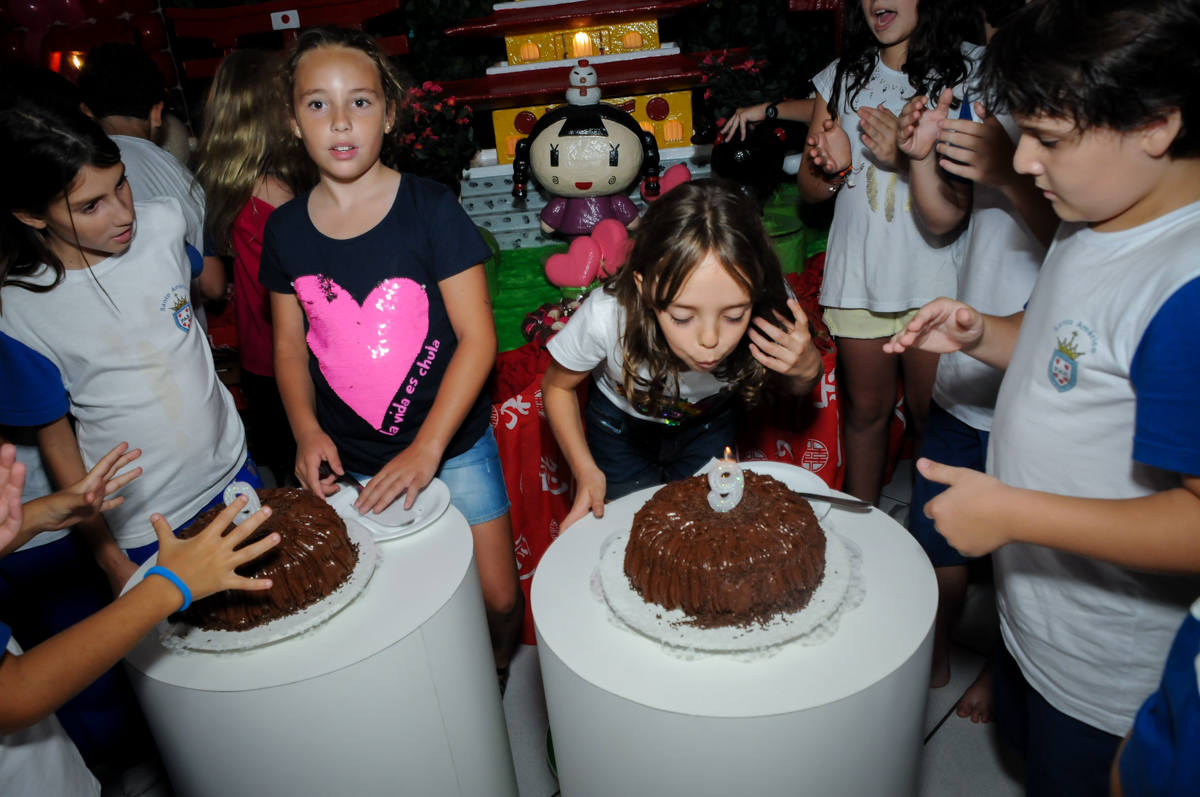 soprando a vela do bolo no Buffet Rá Tim Boom,SP, festa infantil, tema pucca