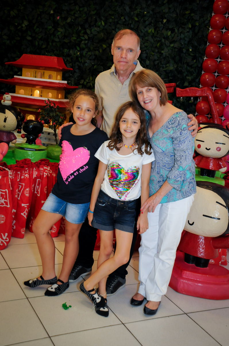 Fotografia da família no Buffet Rá Tim Boom,SP, festa infantil, tema pucca