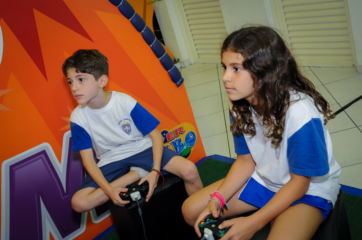 jogo de game com os alunos no Buffet Rá Tim Boom,SP, festa infantil, tema pucca