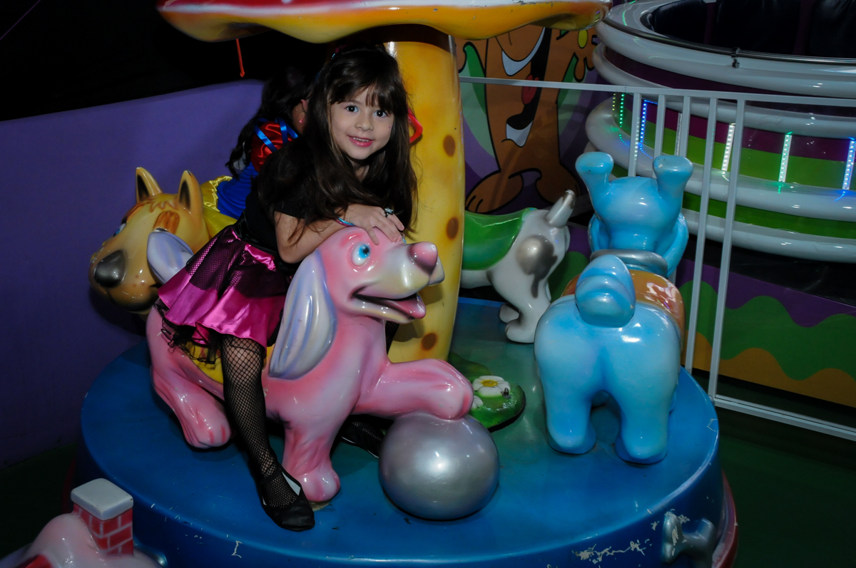amiguinha também brinca no carrossel na Festa Raquel 5 anos no Buffet Balakatoon, Jabaquara, SP, tema da festa Monster High