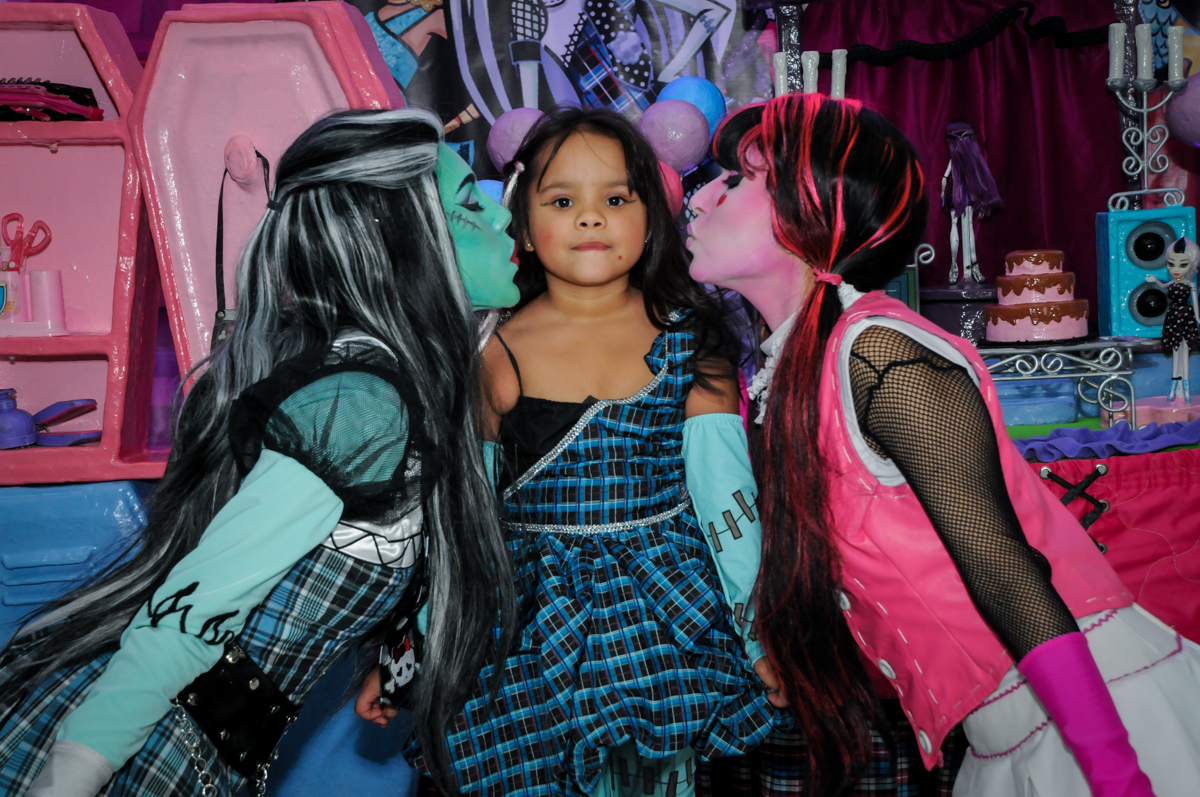 beijinho sancuiche das personagens monster high na Festa Raquel 5 anos no Buffet Balakatoon, Jabaquara, SP, tema da festa Monster High