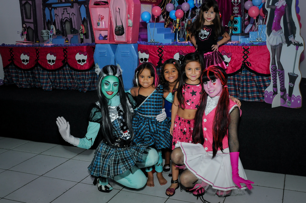 amiguinhas posam para a foto na Festa Raquel 5 anos no Buffet Balakatoon, Jabaquara, SP, tema da festa Monster High