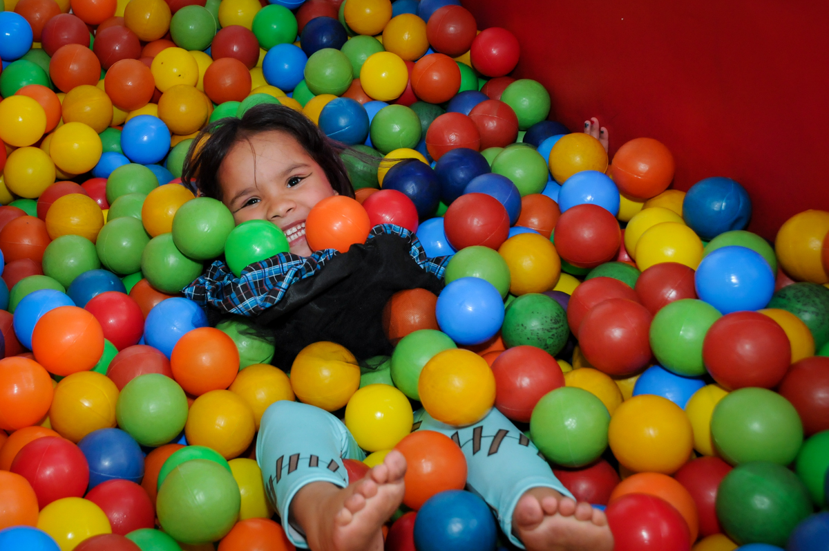mergulhando na piscina de bolinha na Festa Raquel 5 anos no Buffet Balakatoon, Jabaquara, SP, tema da festa Monster High