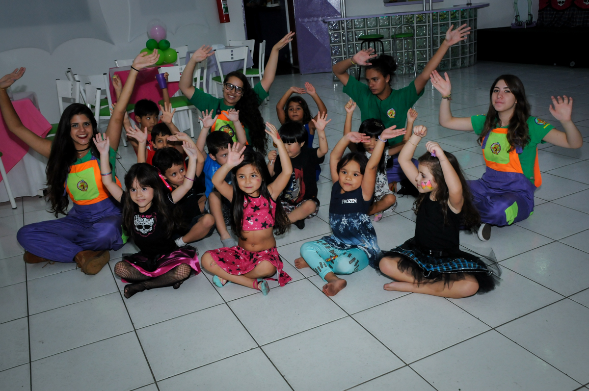 hora de brincar com os monitores na Festa Raquel 5 anos no Buffet Balakatoon, Jabaquara, SP, tema da festa Monster High