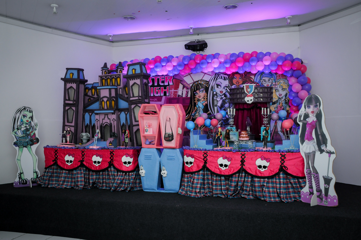 Mesa decorada na Festa Raquel 5 anos no Buffet Balakatoon, Jabaquara, SP, tema da festa Monster High