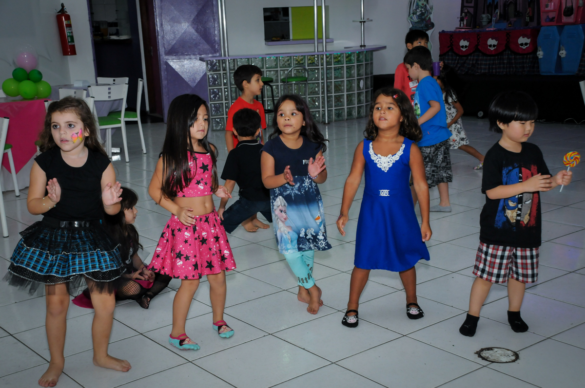 balada animada na Festa Raquel 5 anos no Buffet Balakatoon, Jabaquara, SP, tema da festa Monster High