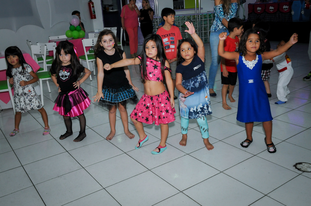A balada continua na Festa Raquel 5 anos no Buffet Balakatoon, Jabaquara, SP, tema da festa Monster High