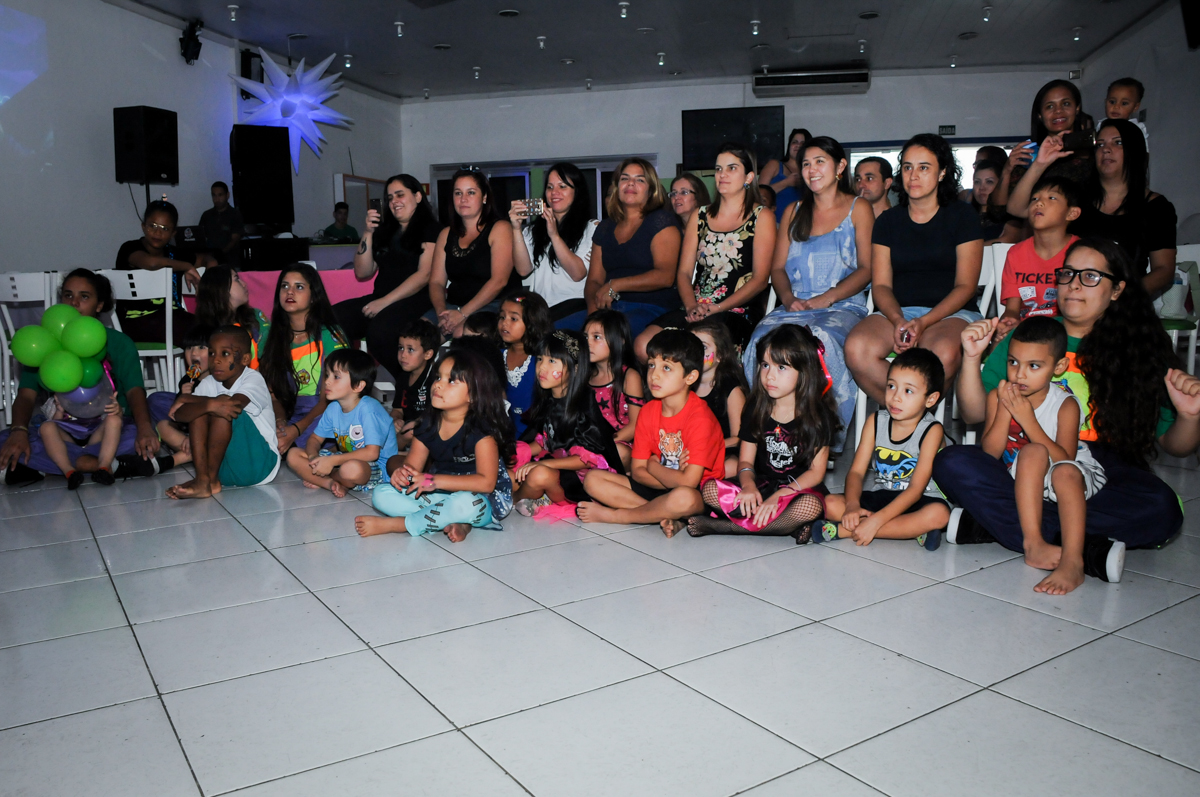 hora do show das monster high na Festa Raquel 5 anos no Buffet Balakatoon, Jabaquara, SP, tema da festa Monster High
