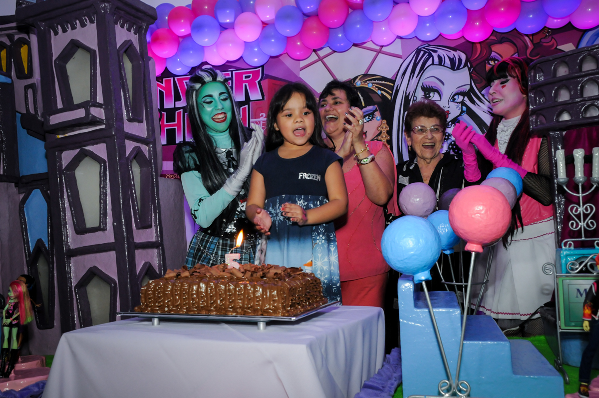 parabéns animado na Festa Raquel 5 anos no Buffet Balakatoon, Jabaquara, SP, tema da festa Monster High