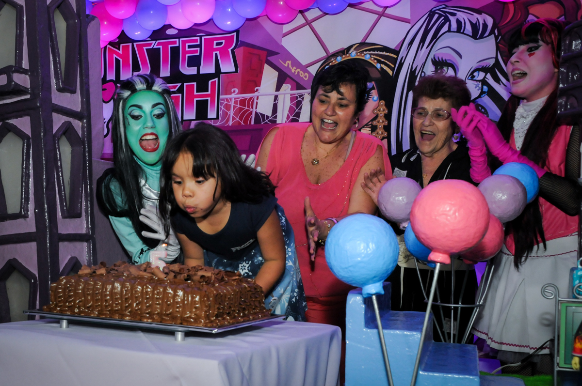 soprando a vela do bolo na Festa Raquel 5 anos no Buffet Balakatoon, Jabaquara, SP, tema da festa Monster High