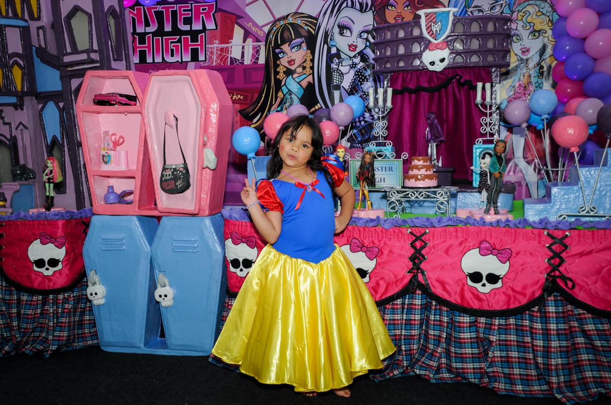 entrada da aniversariante na Festa Raquel 5 anos no Buffet Balakatoon, Jabaquara, SP, tema da festa Monster High