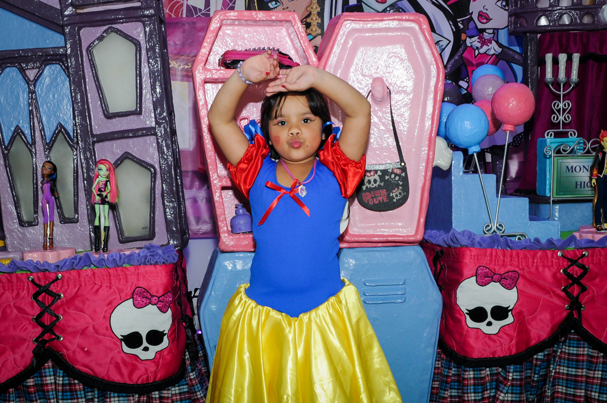pose para a foto na Festa Raquel 5 anos no Buffet Balakatoon, Jabaquara, SP, tema da festa Monster High