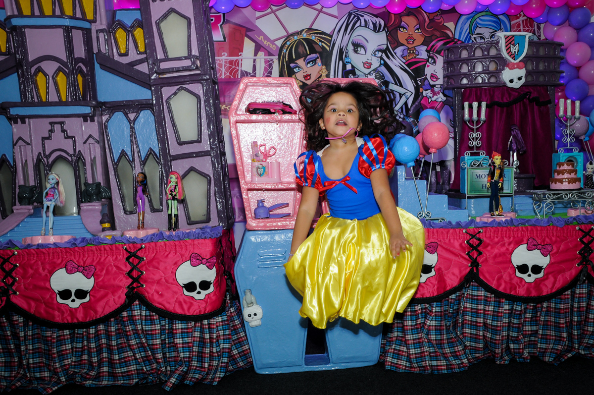 fotografia pulando na Festa Raquel 5 anos no Buffet Balakatoon, Jabaquara, SP, tema da festa Monster High