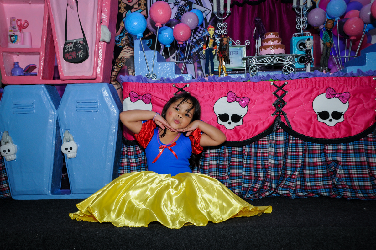 fotografia em frente a mesa decorada na Festa Raquel 5 anos no Buffet Balakatoon, Jabaquara, SP, tema da festa Monster High