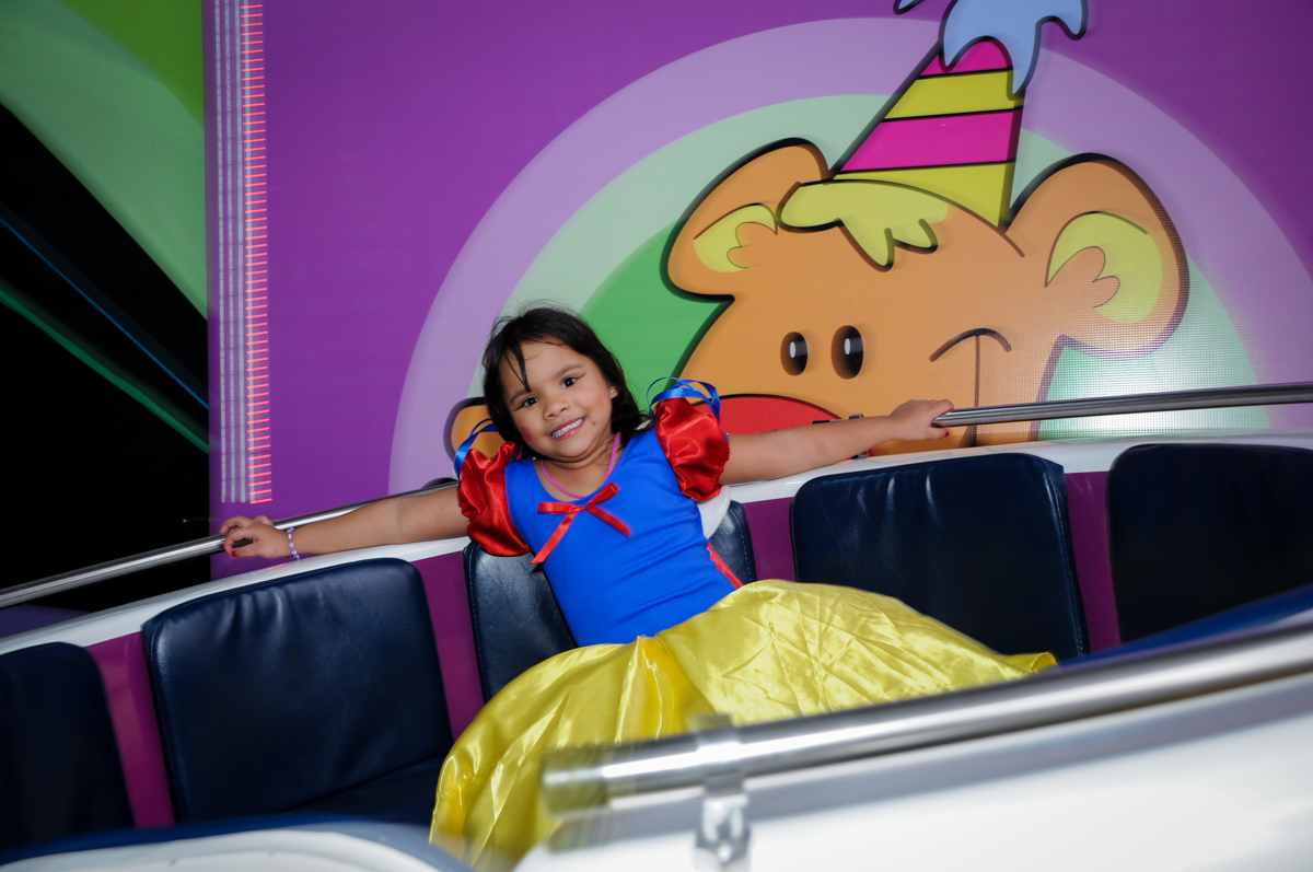 brincando no labamba na Festa Raquel 5 anos no Buffet Balakatoon, Jabaquara, SP, tema da festa Monster High