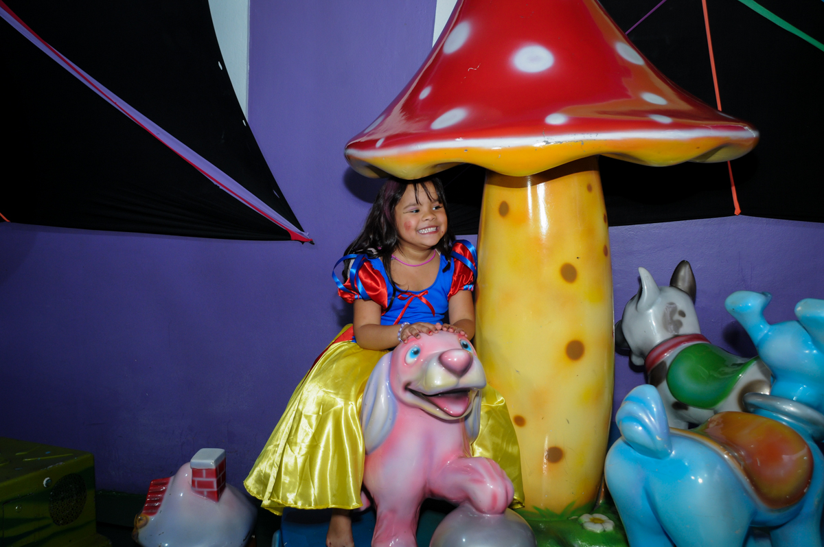 brincadeira animada no carrossel na Festa Raquel 5 anos no Buffet Balakatoon, Jabaquara, SP, tema da festa Monster High