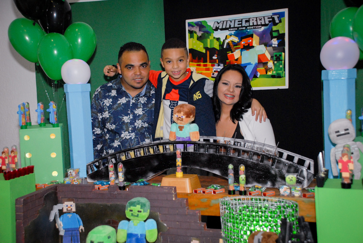 fotografia da família na Aniversário infantil, festa de Guilherme 7 anos tema da mesa minicraft, no Buffet Fábrica da Alegria, Morumbi,SP