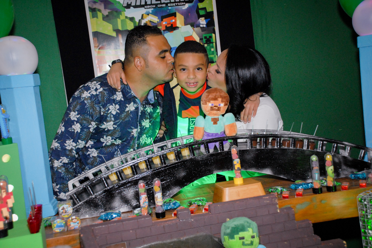beijo sanduiche na Aniversário infantil, festa de Guilherme 7 anos tema da mesa minicraft, no Buffet Fábrica da Alegria, Morumbi,SP