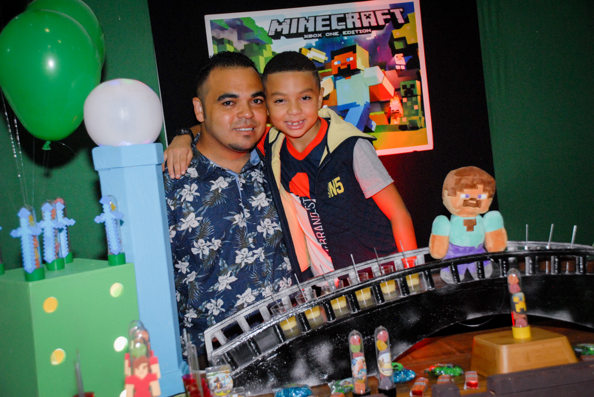 fotografia pai e filho na Aniversário infantil, festa de Guilherme 7 anos tema da mesa minicraft, no Buffet Fábrica da Alegria, Morumbi,SP