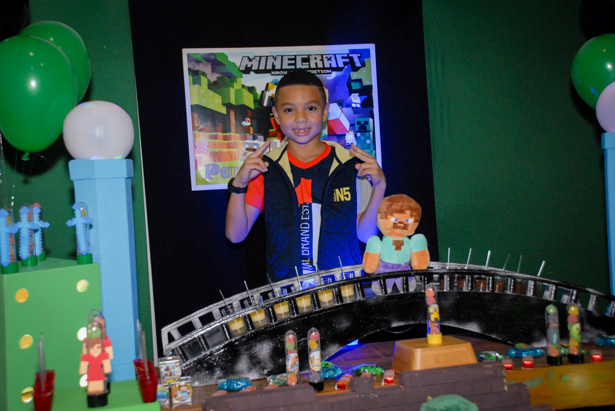fotografia do aniversariante na Aniversário infantil, festa de Guilherme 7 anos tema da mesa minicraft, no Buffet Fábrica da Alegria, Morumbi,SP