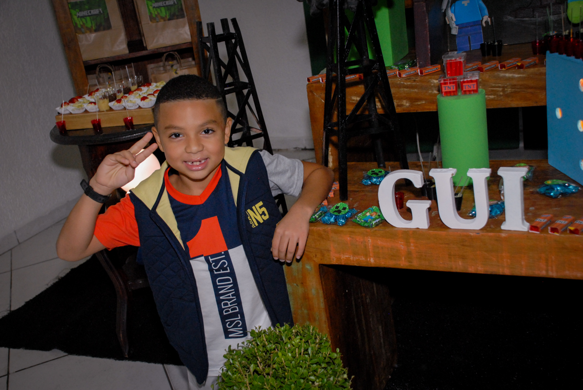 pose para foto na Aniversário infantil, festa de Guilherme 7 anos tema da mesa minicraft, no Buffet Fábrica da Alegria, Morumbi,SP
