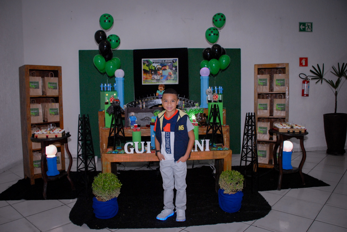 posando para a foto na Aniversário infantil, festa de Guilherme 7 anos tema da mesa minicraft, no Buffet Fábrica da Alegria, Morumbi,SP