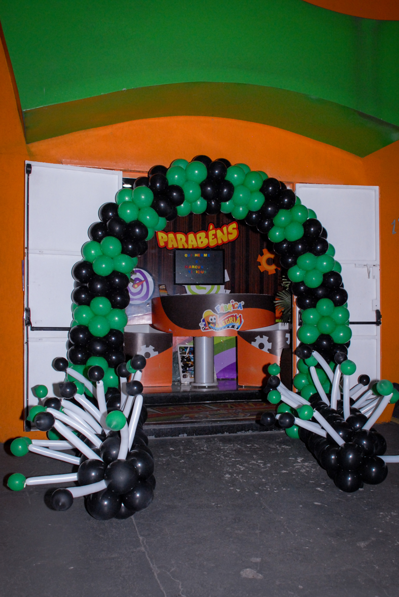 arco de bexigas no Aniversário infantil, festa de Guilherme 7 anos tema da mesa minicraft, no Buffet Fábrica da Alegria, Morumbi,SP