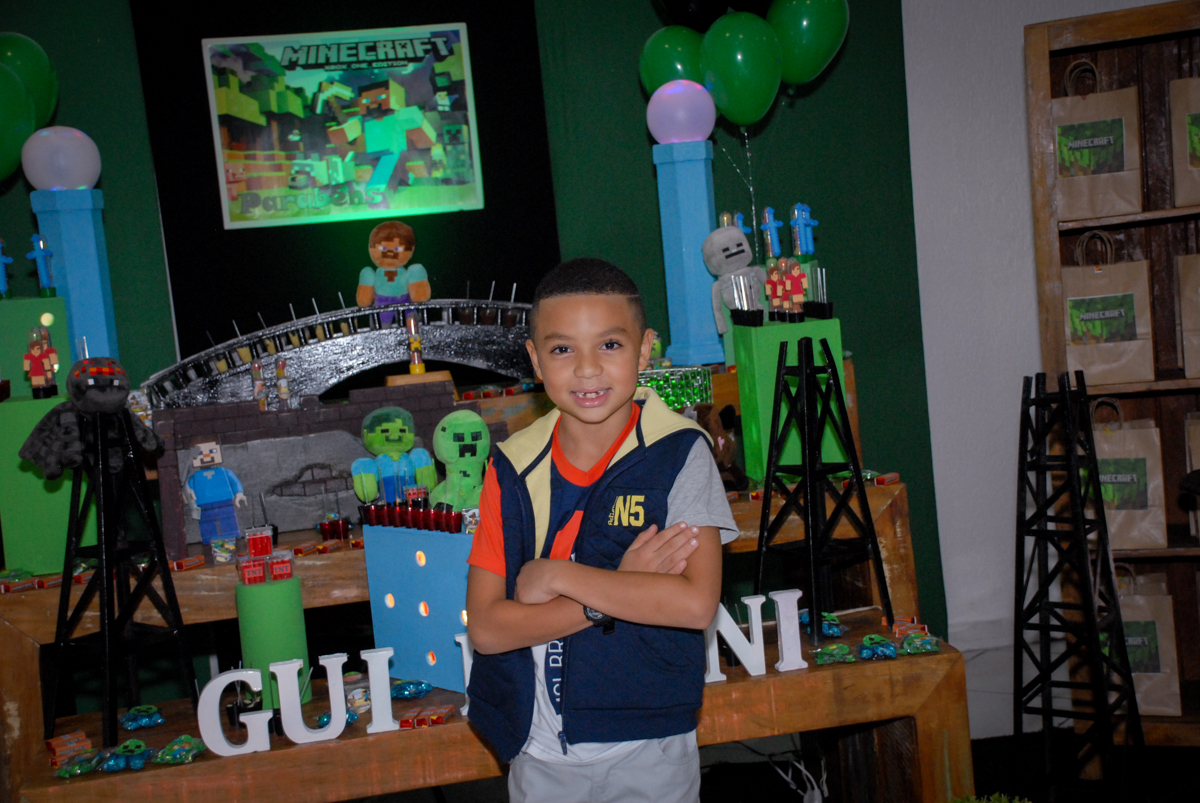 muita alegria na hora das fotos na Aniversário infantil, festa de Guilherme 7 anos tema da mesa minicraft, no Buffet Fábrica da Alegria, Morumbi,SP