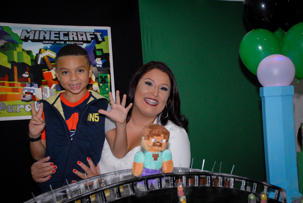 mais foto com a tia na Aniversário infantil, festa de Guilherme 7 anos tema da mesa minicraft, no Buffet Fábrica da Alegria, Morumbi,SP