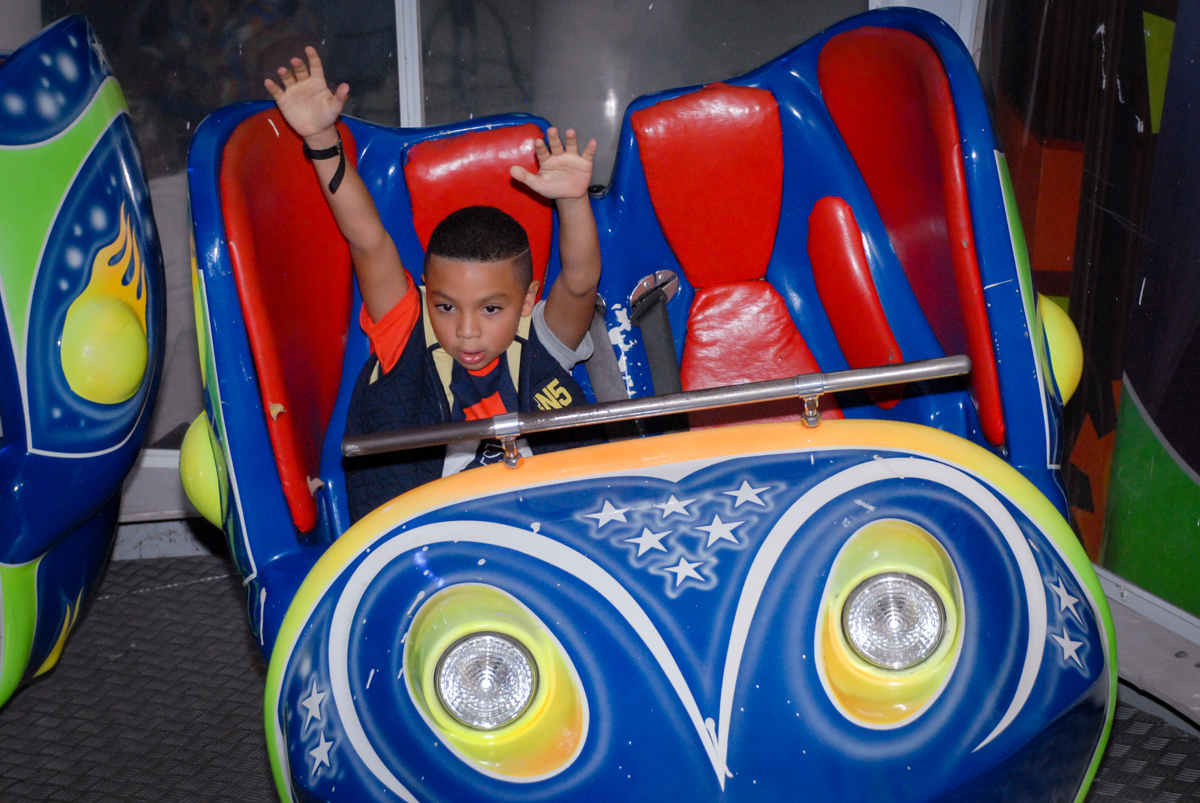 O aniversariante brinca no brinquedo jornadas nas estrelas no Aniversário infantil, festa de Guilherme 7 anos tema da mesa minicraft, no Buffet Fábrica da Alegria, Morumbi,SP