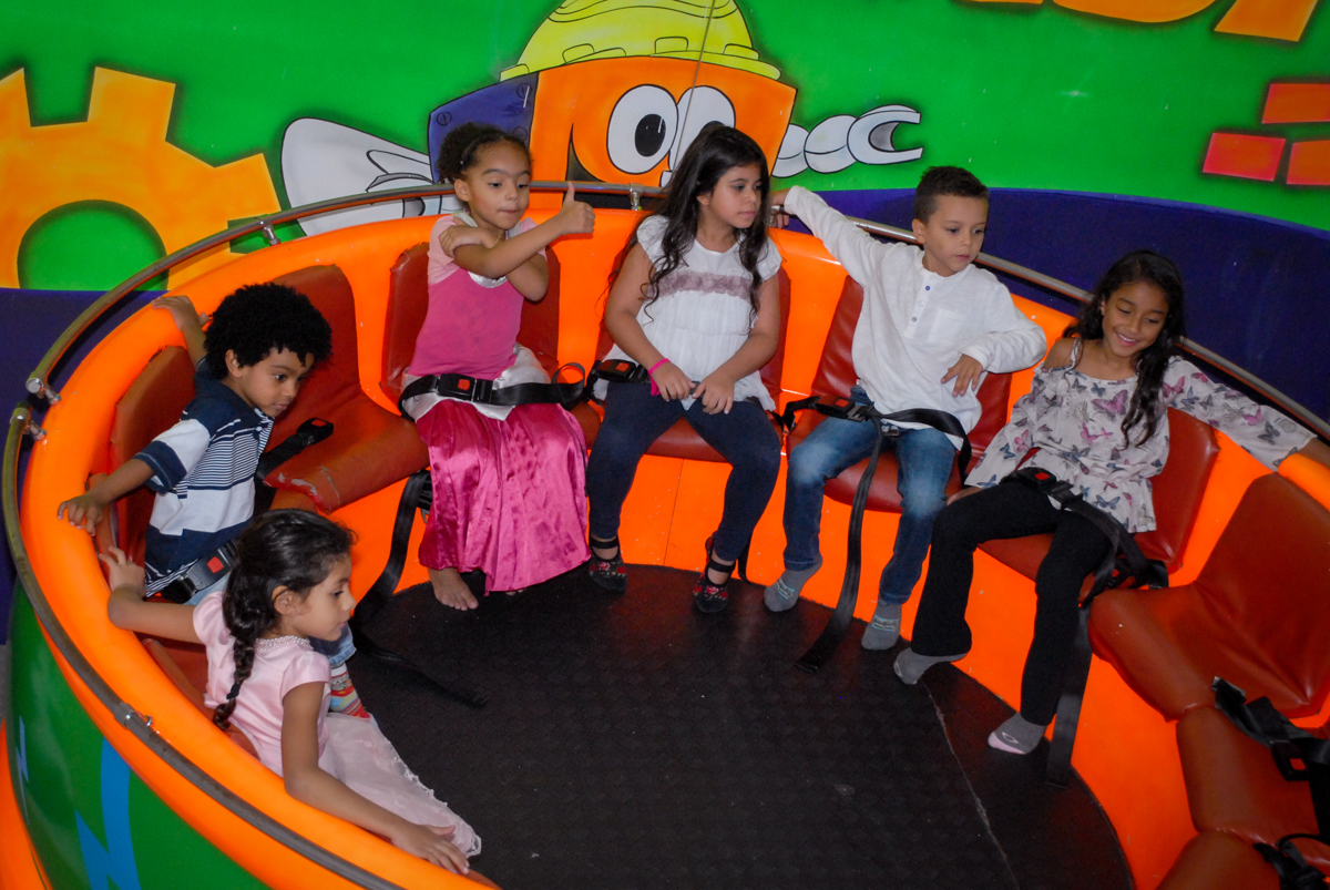 A turma brinca no labamba no Aniversário infantil, festa de Guilherme 7 anos tema da mesa minicraft, no Buffet Fábrica da Alegria, Morumbi,SP