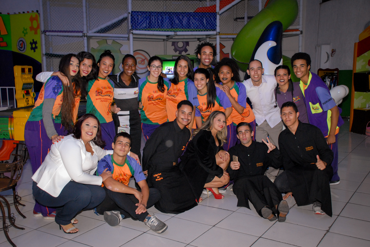 fotografia dos monitores na Aniversário infantil, festa de Guilherme 7 anos tema da mesa minicraft, no Buffet Fábrica da Alegria, Morumbi,SP