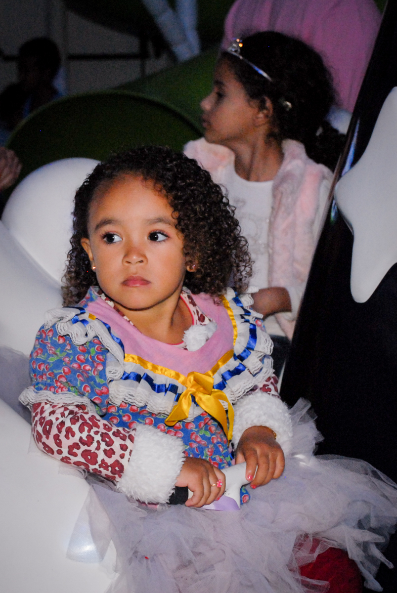 brincando no carrossel na Aniversário infantil, festa de Guilherme 7 anos tema da mesa minicraft, no Buffet Fábrica da Alegria, Morumbi,SP