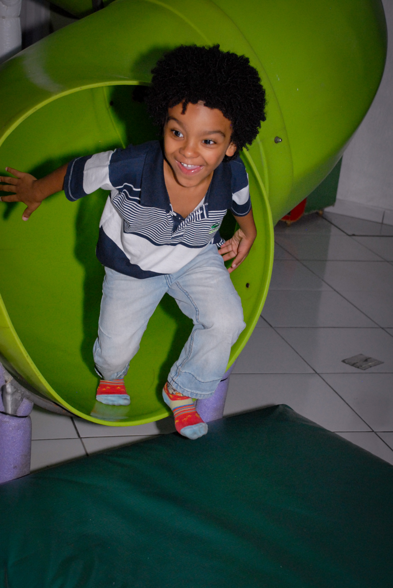 descida no escorregador na Aniversário infantil, festa de Guilherme 7 anos tema da mesa minicraft, no Buffet Fábrica da Alegria, Morumbi,SP
