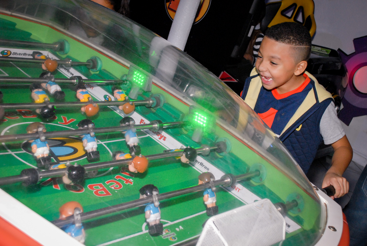 jogo de futebol na Aniversário infantil, festa de Guilherme 7 anos tema da mesa minicraft, no Buffet Fábrica da Alegria, Morumbi,SP