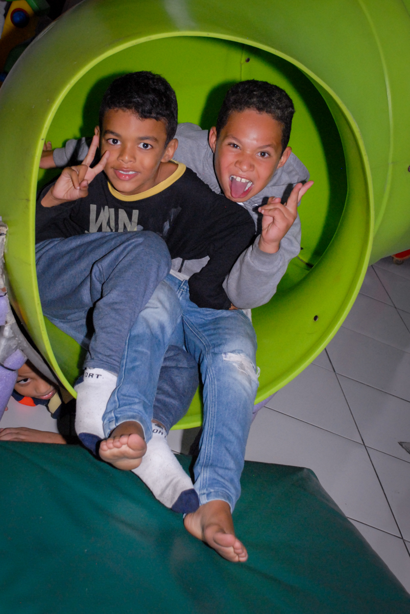 descida em turma no escorregador na Aniversário infantil, festa de Guilherme 7 anos tema da mesa minicraft, no Buffet Fábrica da Alegria, Morumbi,SP