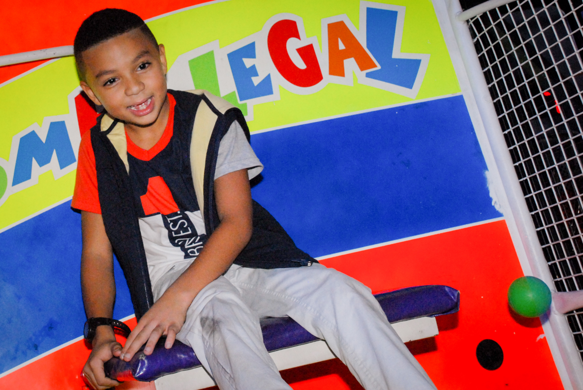 O aniversariante brinca no tombo legal na Aniversário infantil, festa de Guilherme 7 anos tema da mesa minicraft, no Buffet Fábrica da Alegria, Morumbi,SP