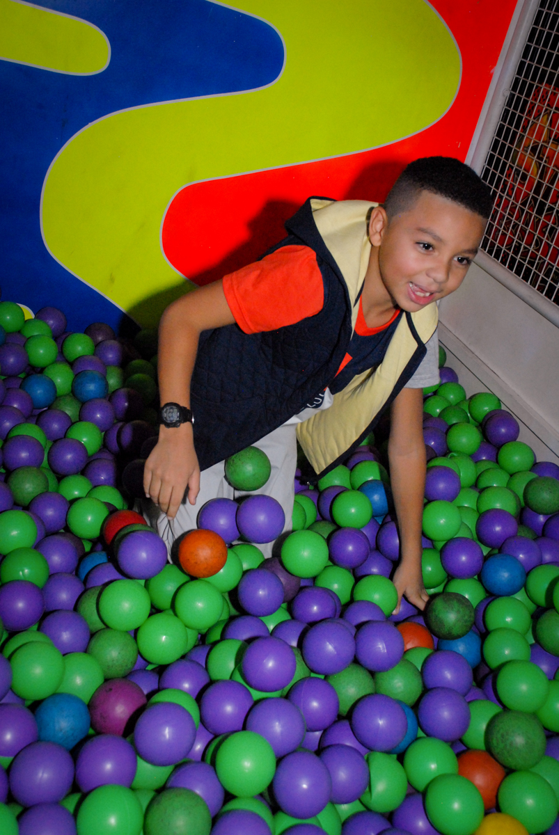 muito bom brincar na piscina de bolinha na Aniversário infantil, festa de Guilherme 7 anos tema da mesa minicraft, no Buffet Fábrica da Alegria, Morumbi,SP