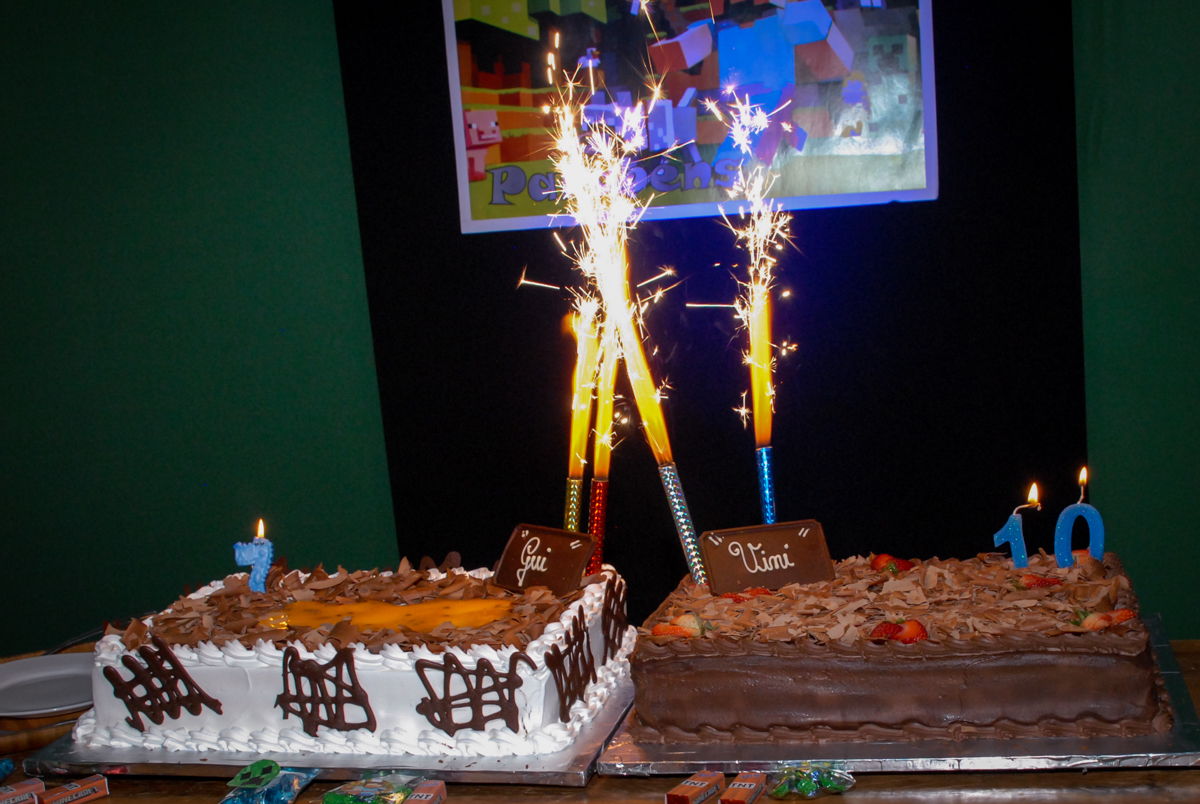 bolo de aniversário na Aniversário infantil, festa de Guilherme 7 anos tema da mesa minicraft, no Buffet Fábrica da Alegria, Morumbi,SP