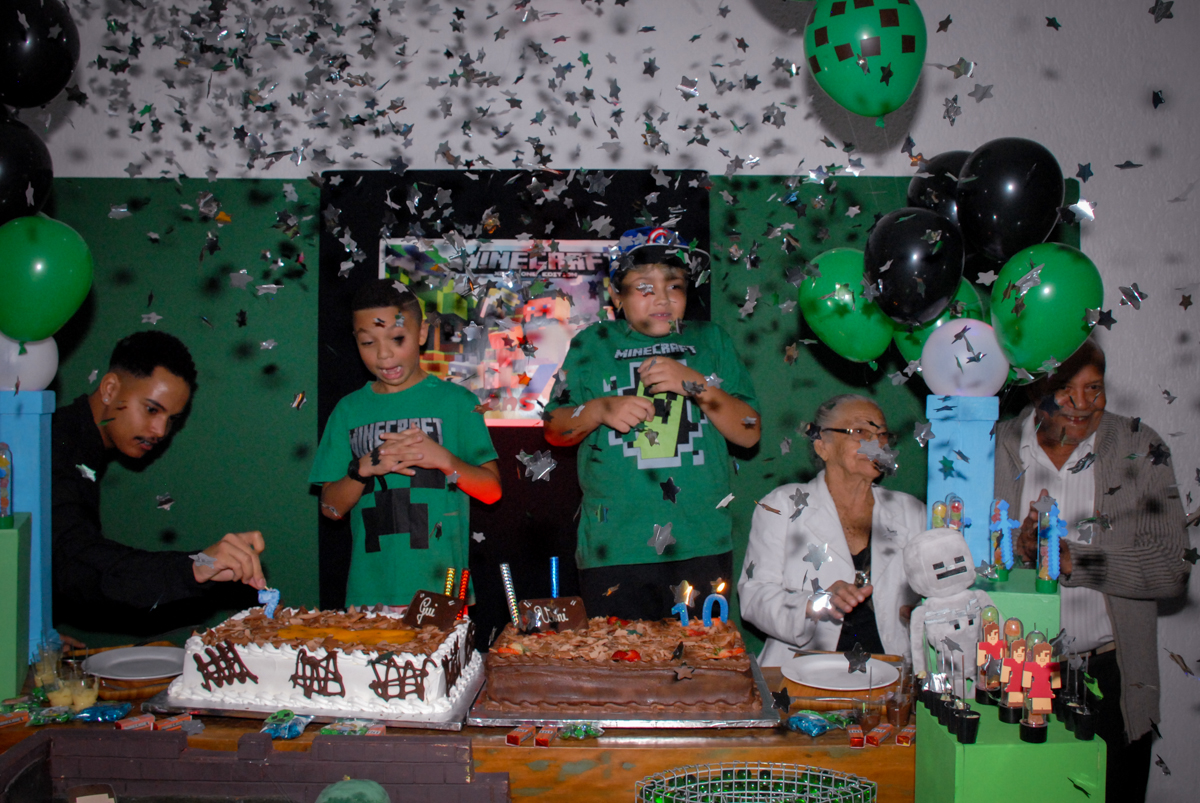 chuva de palpel picado na Aniversário infantil, festa de Guilherme 7 anos tema da mesa minicraft, no Buffet Fábrica da Alegria, Morumbi,SP
