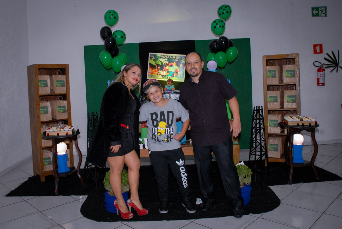 foto da família na mesa decorada na Festa infantil, festa de Vinícius 10 anos tema da mesa minicraft, no Buffet Fábrica da Alegria, Morumbi,SP